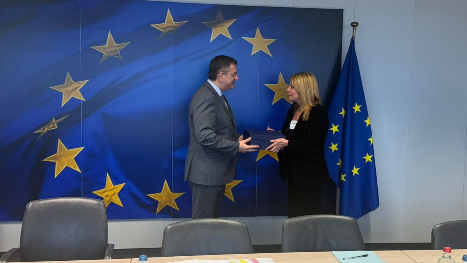 El Comisario Europeo de Transportes, Apostolos Tzitzikostas, con Pilar Miranda.