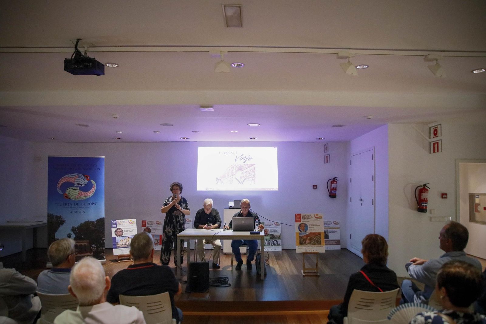 Las imágenes de la conferencia dentro de la "Semana Cultural Puerta Europa" de Ginés Valera en Almería