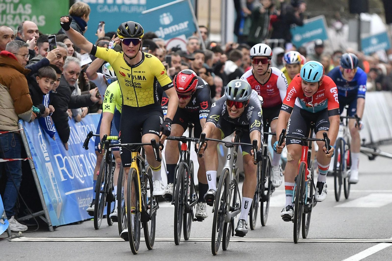 Llegada a meta de varios ciclistas durante la pasada edición de la Clásica de Almería.