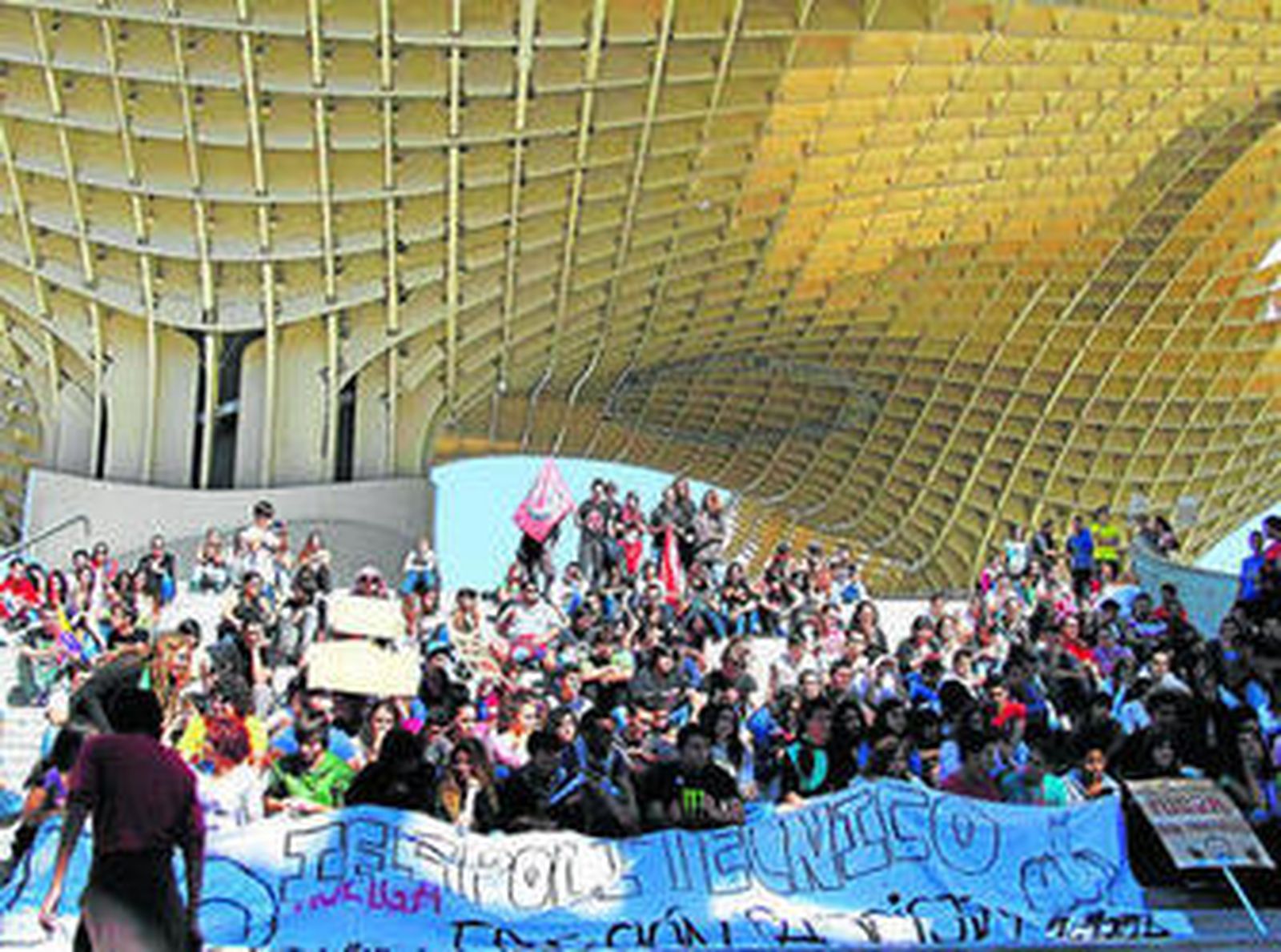 Concentración de estudiantes de ESO y Bachillerato, ayer en la Plaza de la Encarnación.