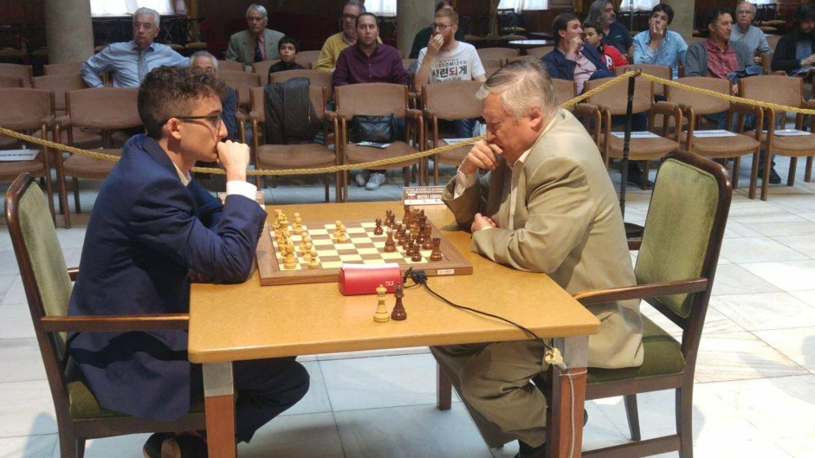 Miguel Santos, primer gran maestro internacional sevillano, juega contra Kárpov, en Salamanca en 2018.