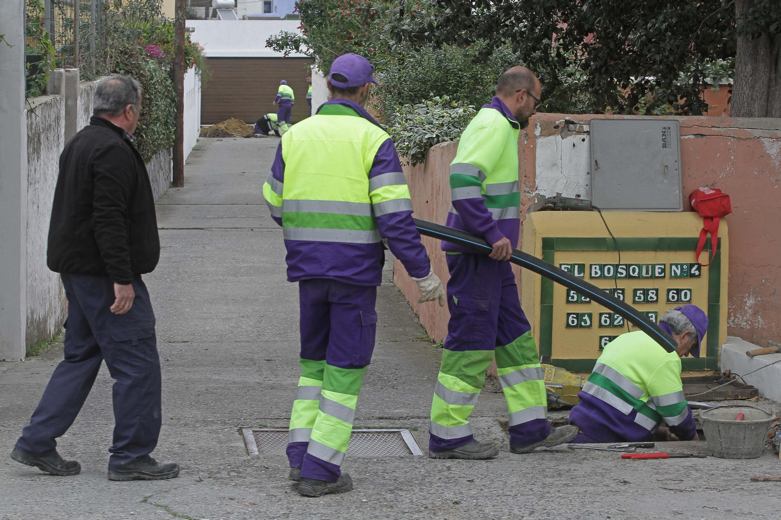 Una cuadrilla de Arcgisa repara una tubería en Guadacorte.