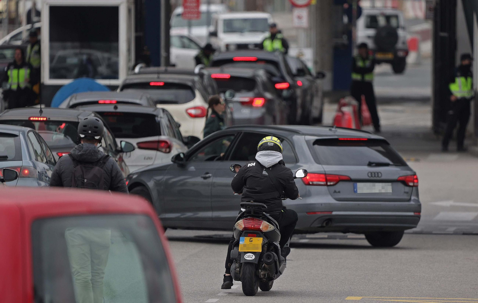 Fotos de las colas de vehículos originadas por el control y sellado de pasaportes en la Verja de Gibraltar