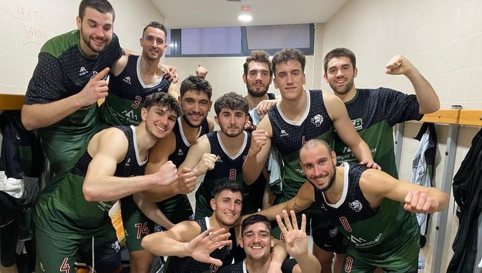 Los jugadores del UCB celebran su triunfo en Melilla.