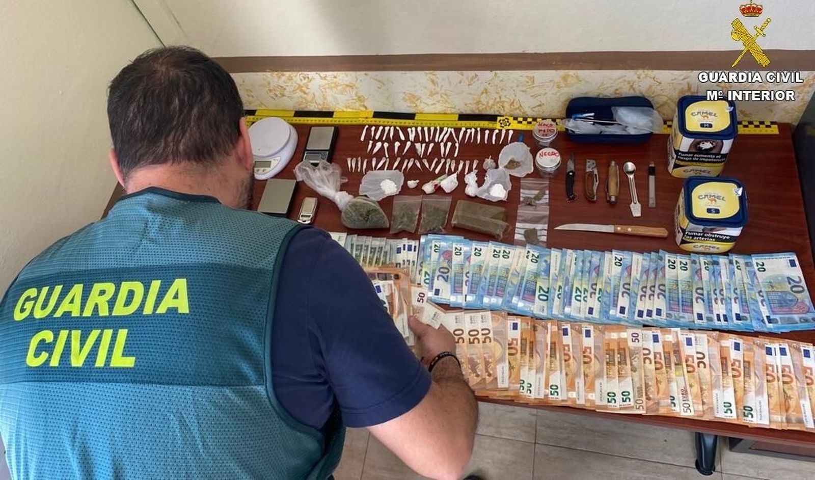 Uno de los agentes de la Guardia Civil con la droga intervenida.
