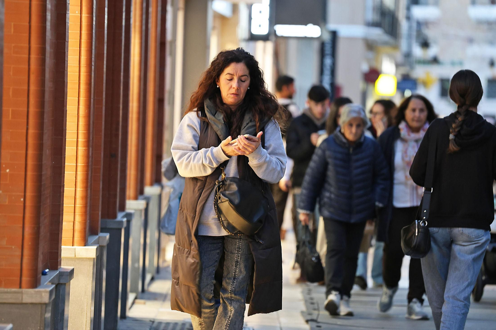 Los abrigos toman las calles de Huelva por el cambio drástico de las temperaturas