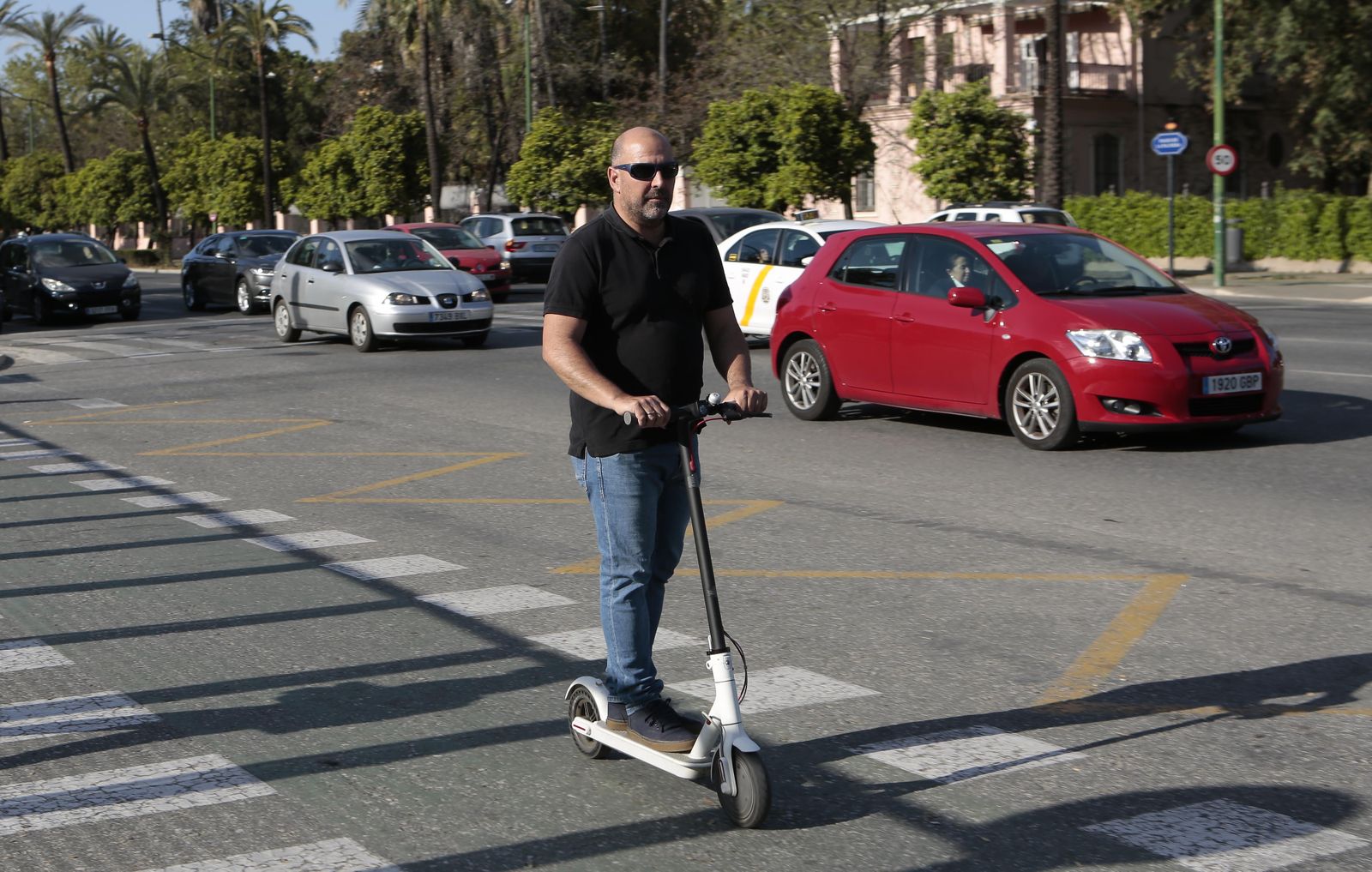 Un usuario de patinete se desplaza por el carril bici en Sevilla.
