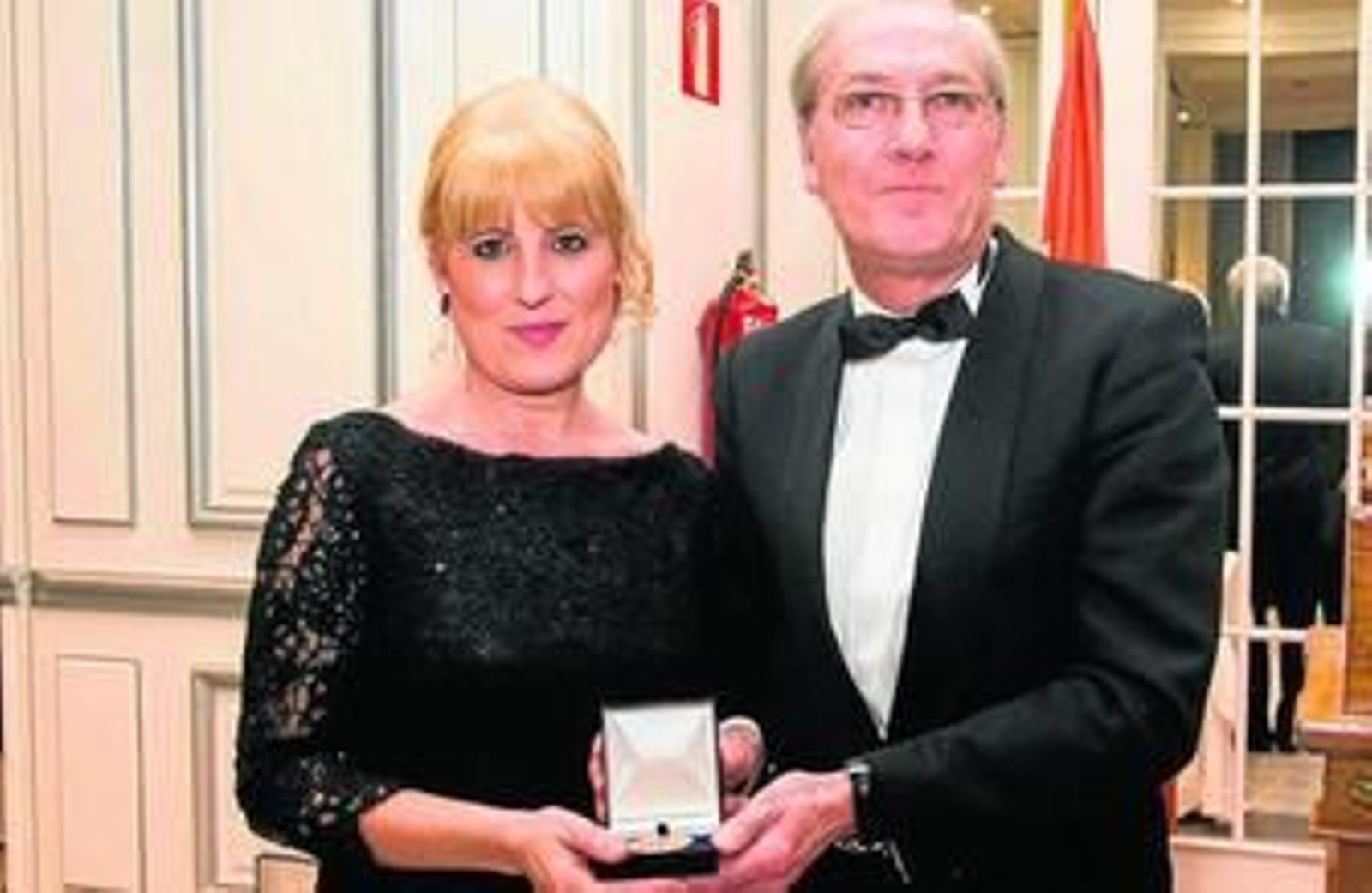 1. Carmen Vega, tras recibir la Medalla de Oro, acompañada por el presidente de Foro Europa 2001, José Luis Salaverría. 2. Detalles de algunos de los diseños de esta gaditana afincada en Ayamonte. 3. Trabajo en el taller. 4. Vista general del establecimiento. 5. Carmen Vega muestra uno de sus diseños.