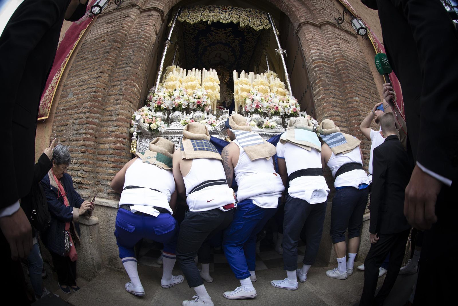 Imagen de archivo de una salida de la Semana Santa de Granada.