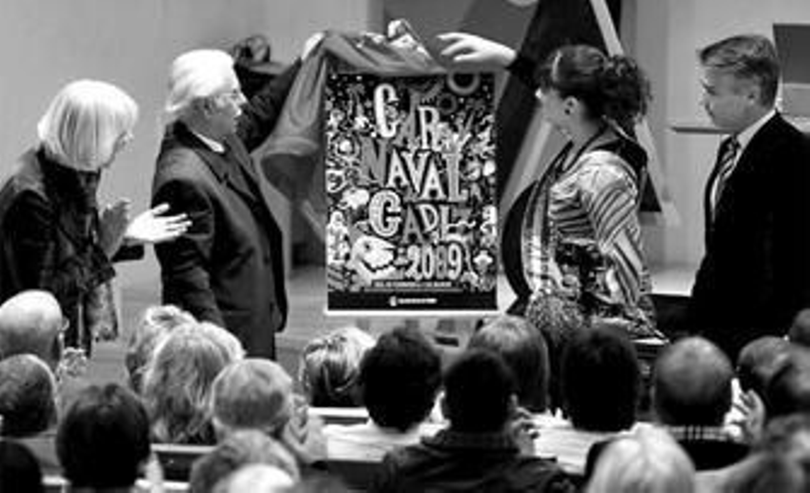 Enrique Villegas y la diosa del Carnaval 2008 descubrieron el cartel ganador.