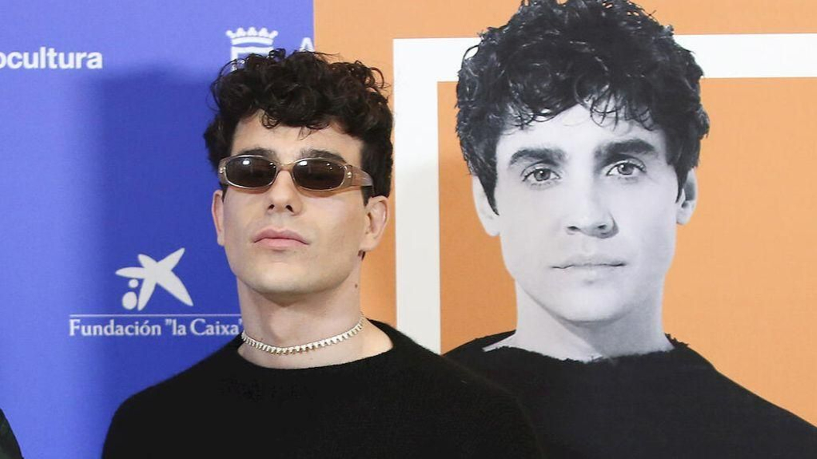 Javier Calvo en el Festival de Málaga de 2022 con una foto detrás de su entonces pareja sentimental Javier Ambrossi