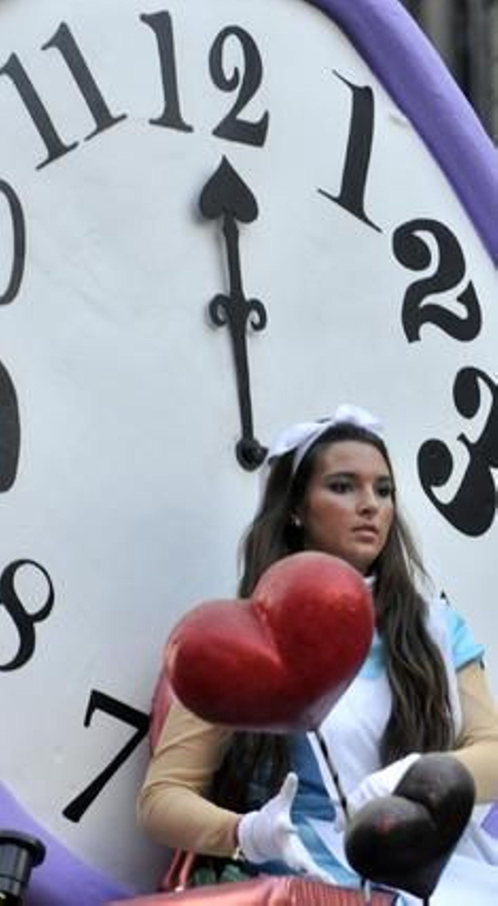 Las carrozas de la Cabalgata de Reyes Magos recorren las calles de la ciudad.

Foto: Manuel Gómez