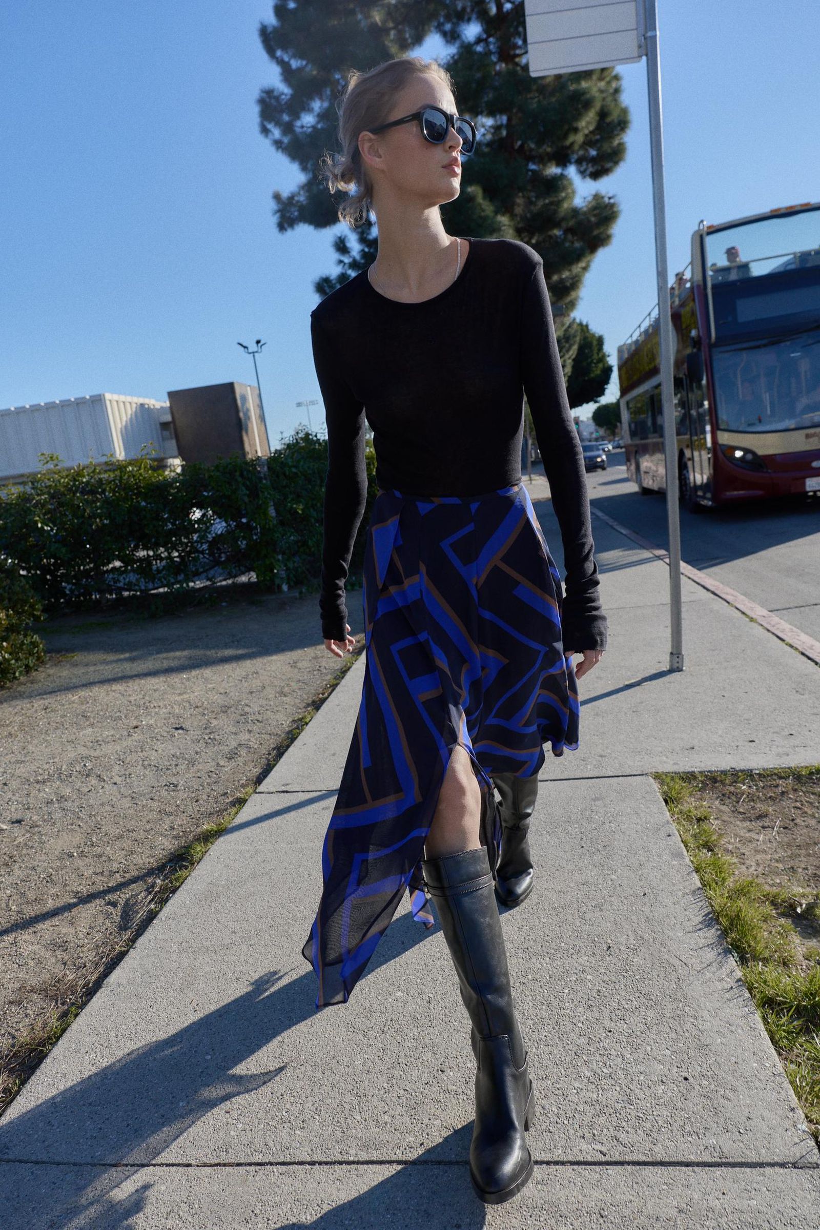 Falda midi estampada de Zara.