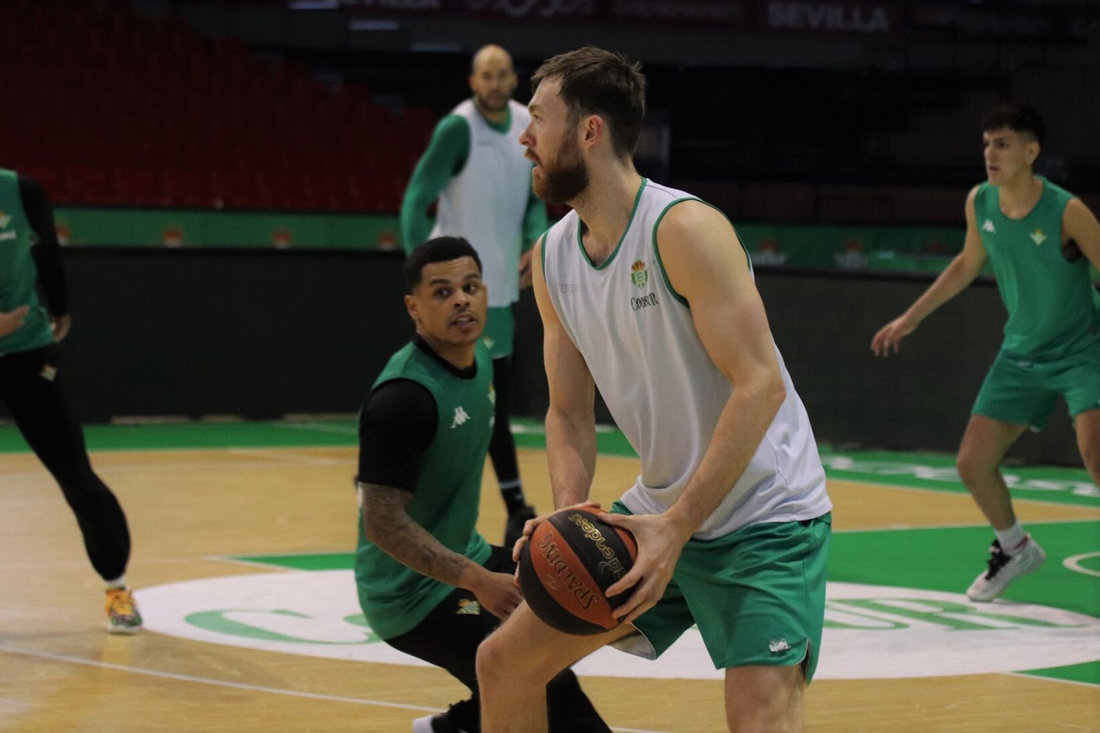 Campbell defiende a Kay durante un entrenamiento.