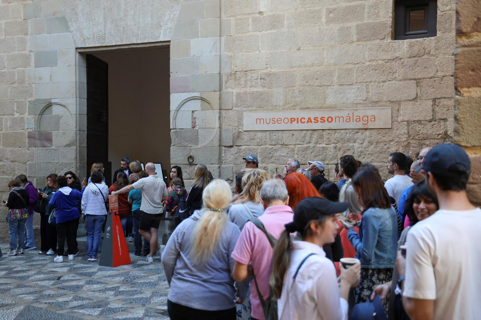 Colas en la entrada del Museo Picasso Málaga.