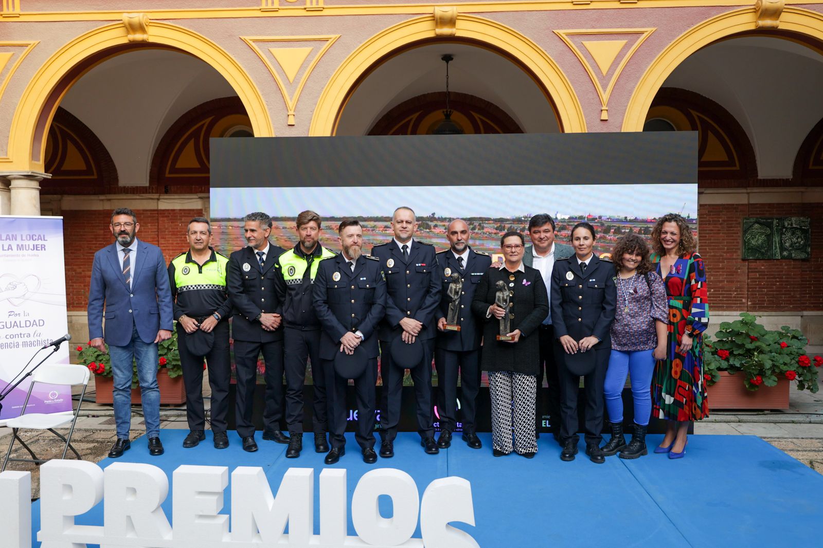 El alcalde y los concejales Luis Albillo y María José Pulido con los premiados.