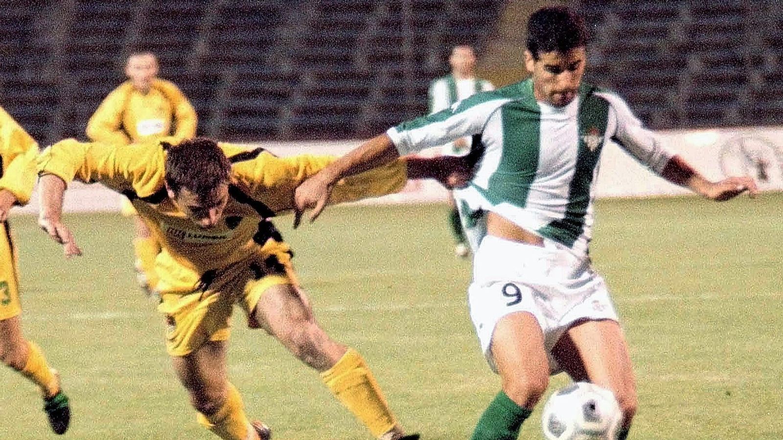 Fernando controla el balón durante el encuentro de ida en Moldavia ante la presión de un rival.