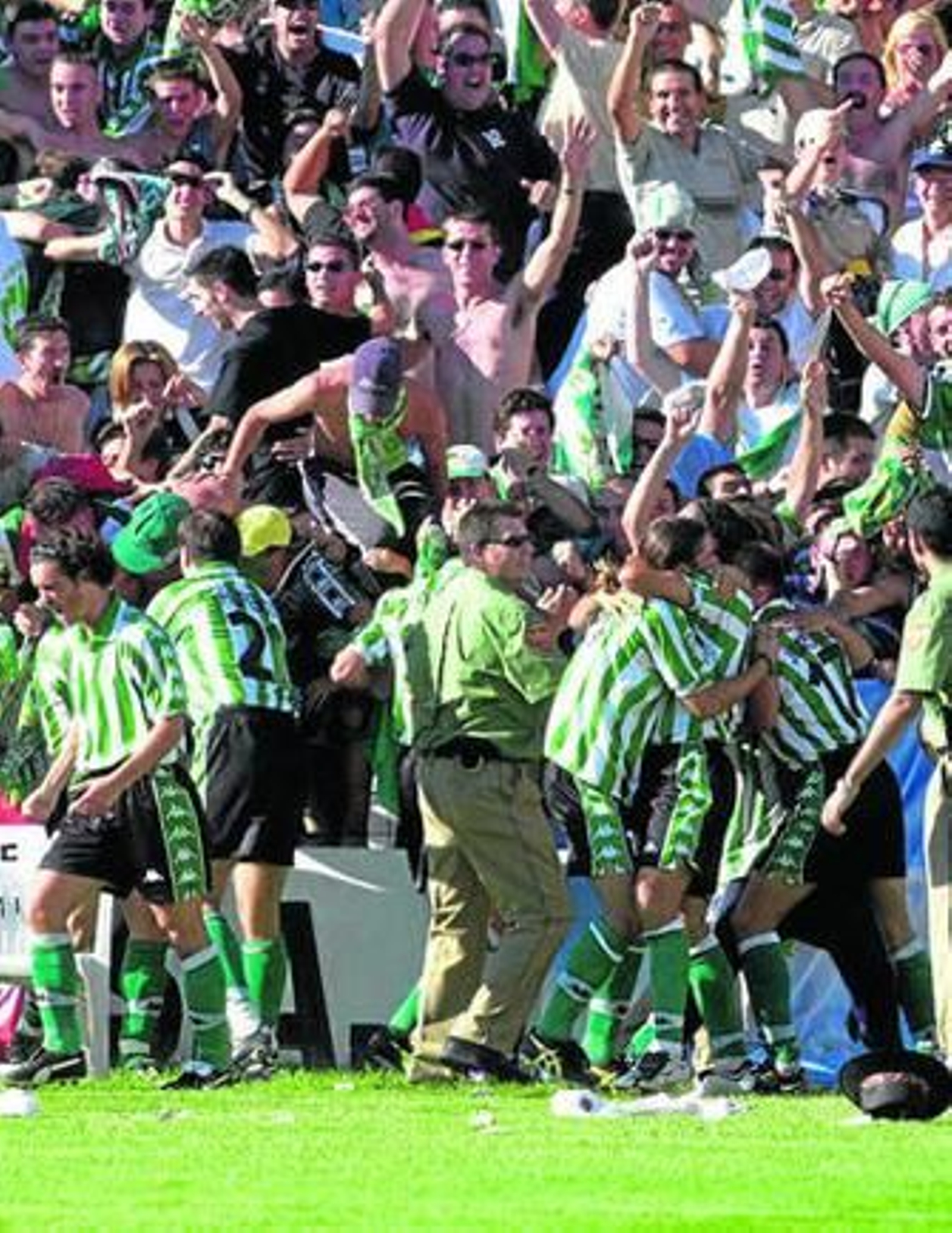 La afición del Betis celebra con el equipo uno de los dos goles de Casas que valieron el ascenso en Jaén.