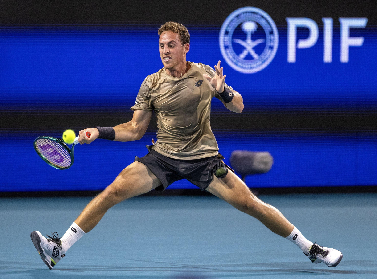 Carballés devuelve la pelota en el partido anterior.