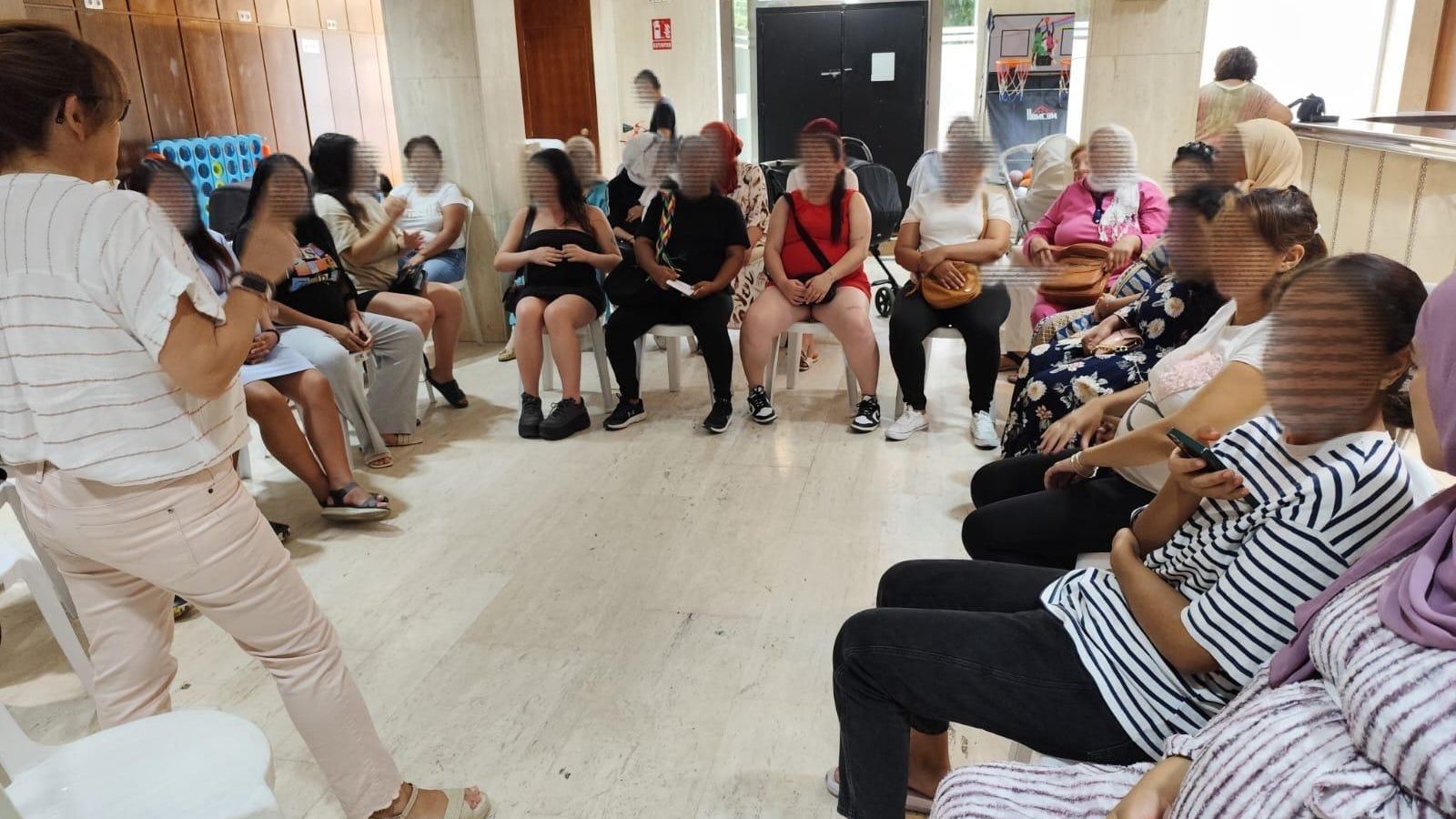 Charla de lactancia y cuidados del bebé de parte de Red Madre en Huelva.
