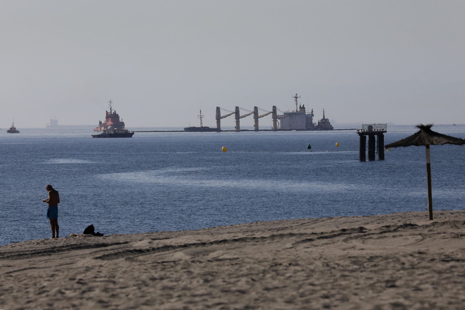 El buque, ya hundido, visto desde la playa de La Línea
