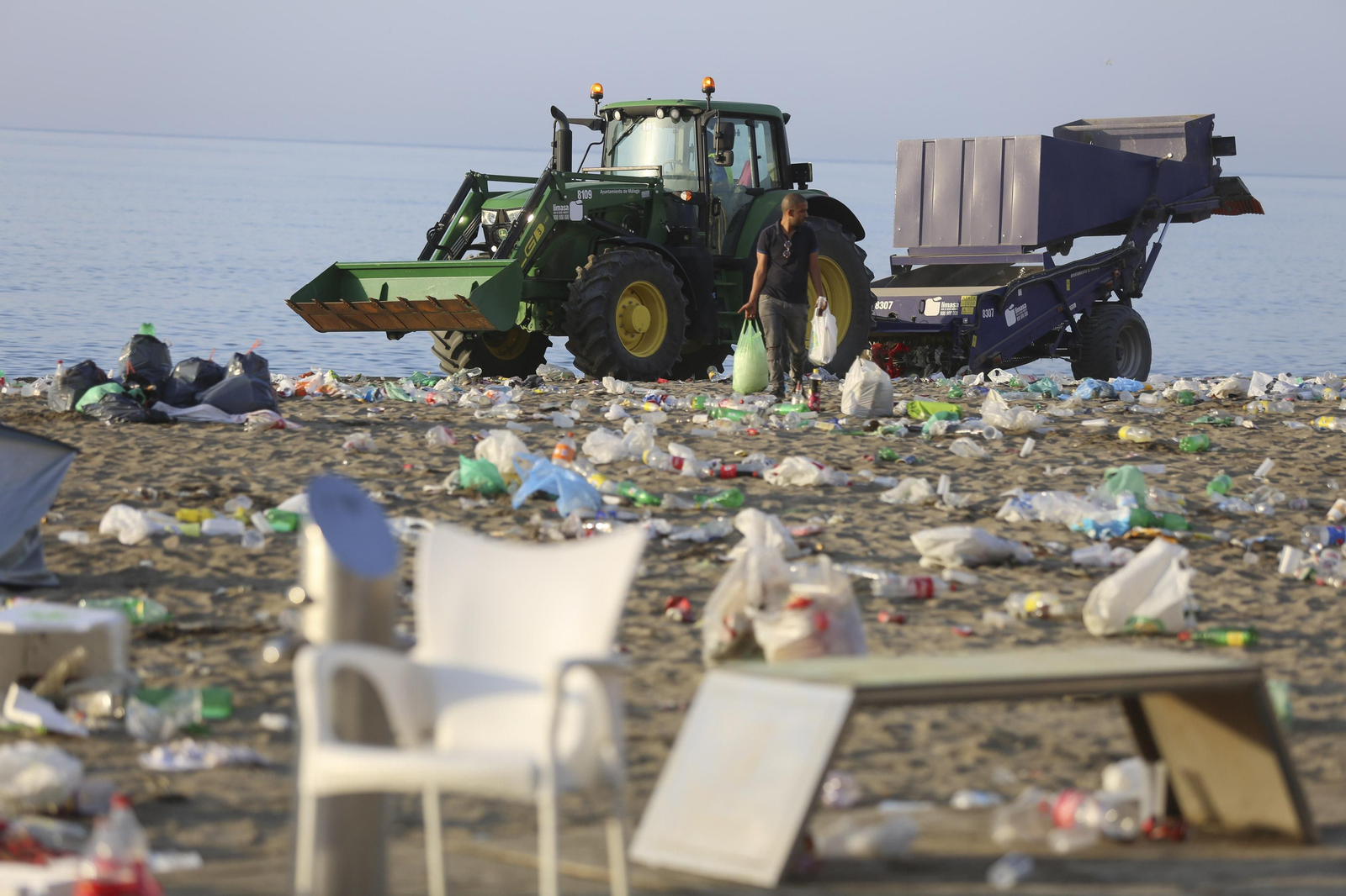 Las fotos de la basura en las playas de Málaga tras San Juan