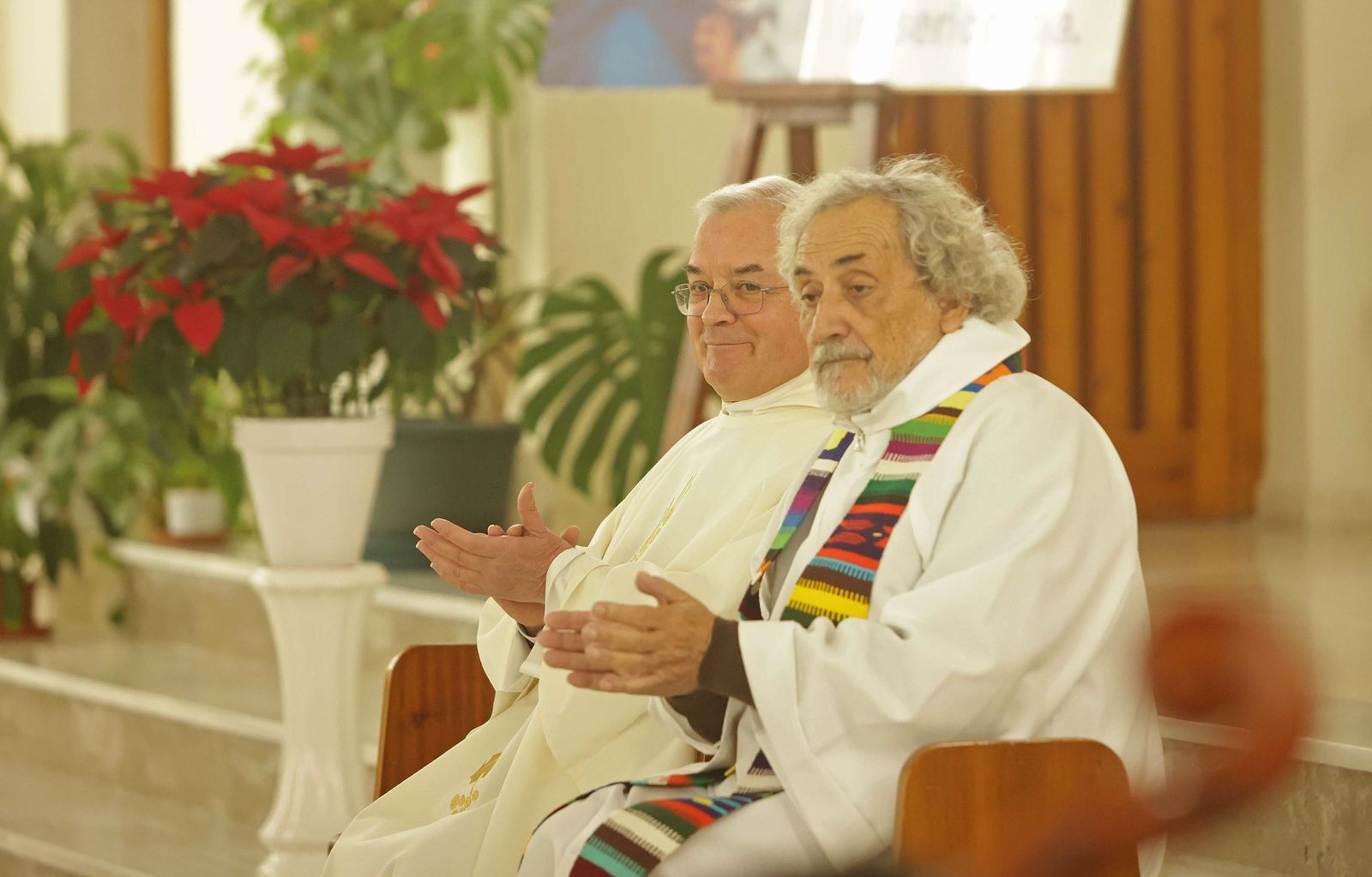 Fotos de la misa conmemorativa de los 50 años de dedicación del padre Pedro a la parroquia y al barrio de La Piñera