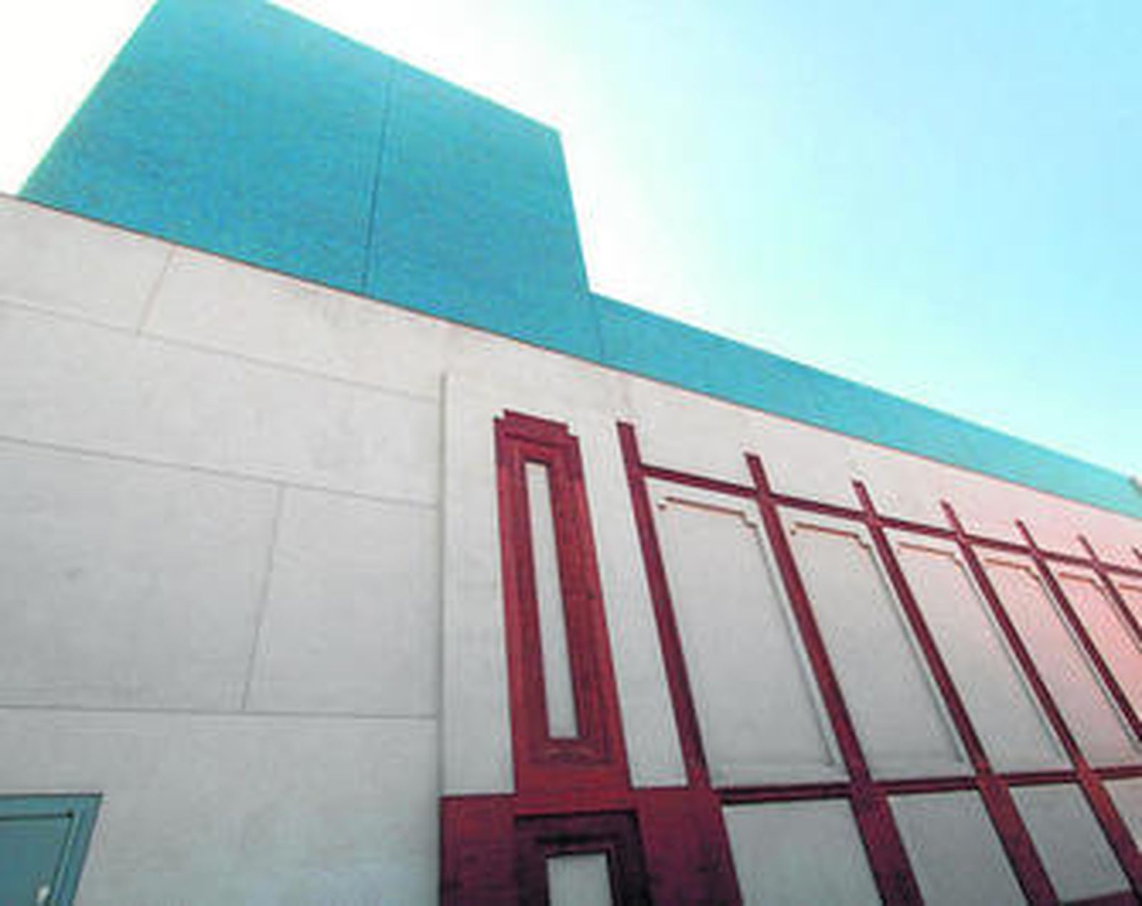 La zona de la que se han desprendido gresitas. En la imagen pequeña, el hueco de algunas de las caídas.