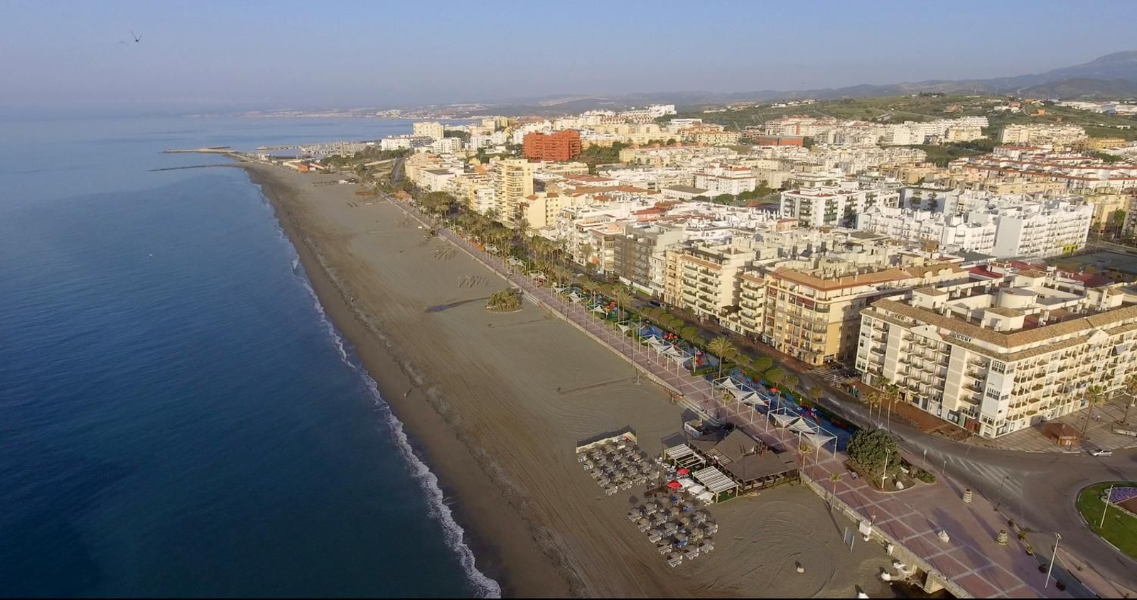 Vista aérea de la avenida de España, en Estepona.