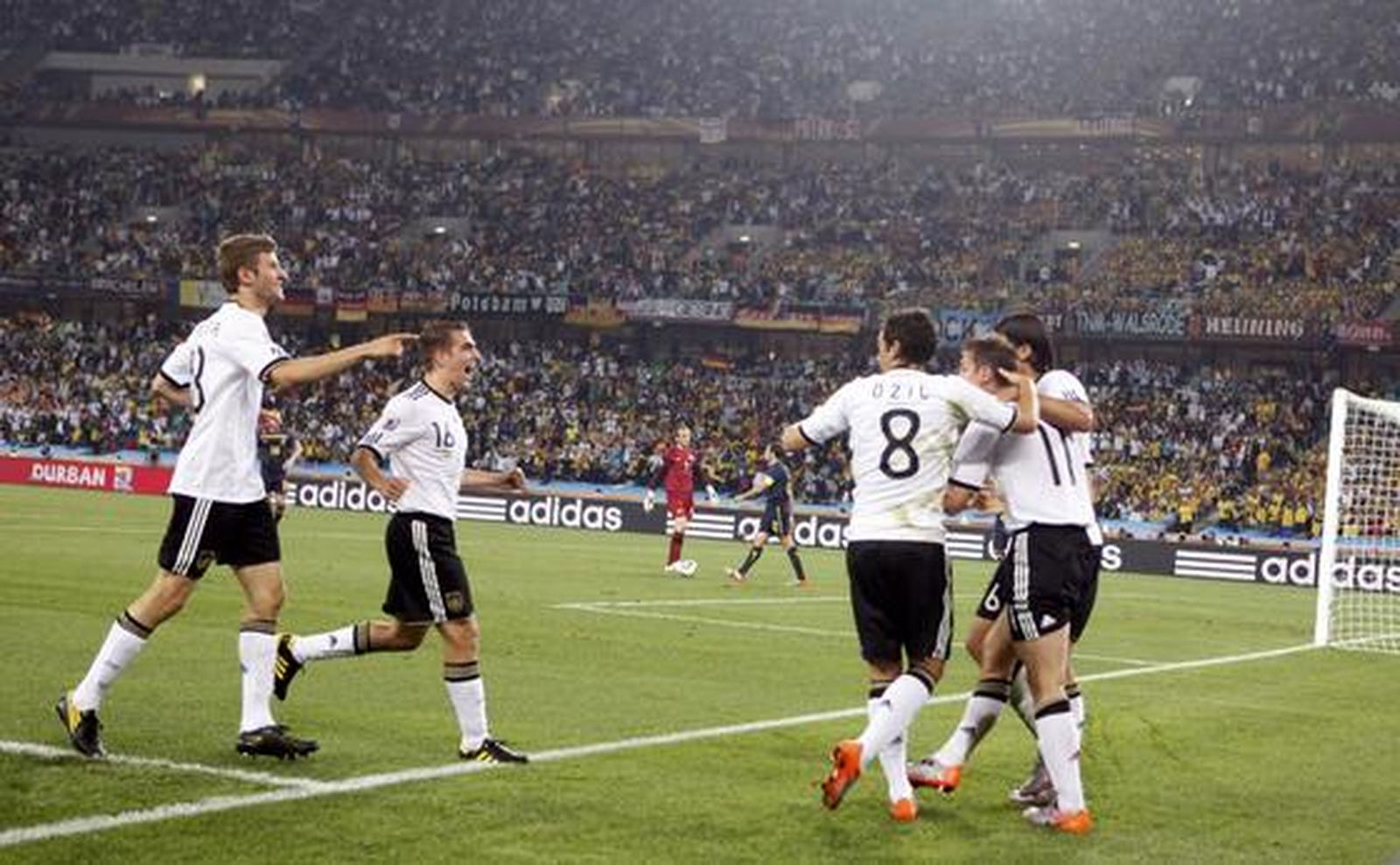 Alemania golea en su debut ante Australia en el Grupo D. / Reuters
