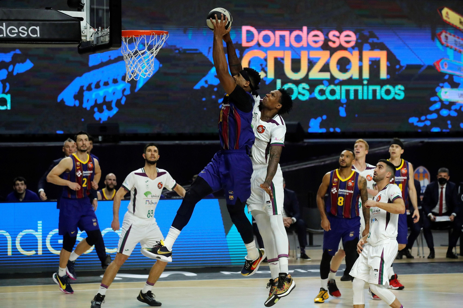 Brandon Davies rebotea ante Thompson.