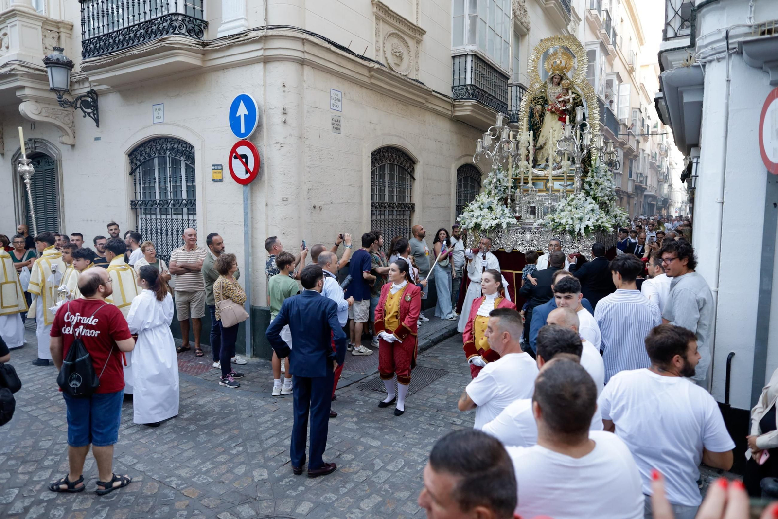 La Virgen de los Desamparados procesiona por Cádiz La Virgen de los Desamparados procesiona por Cádiz