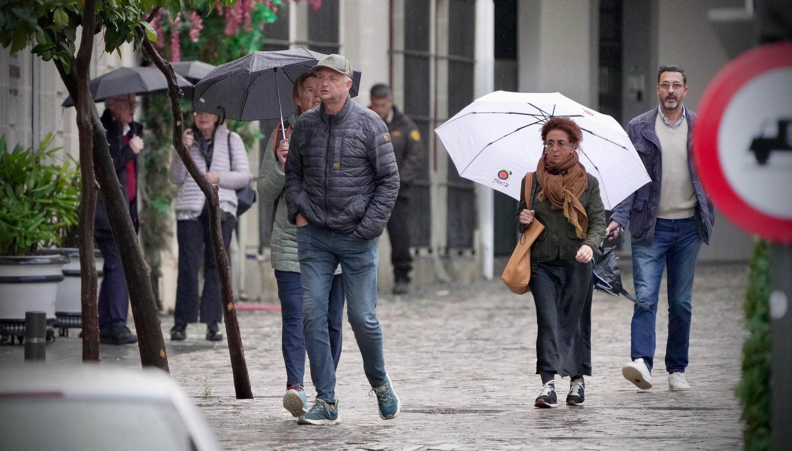 Varias personas con paraguas, este viernes por el centro de Jerez.