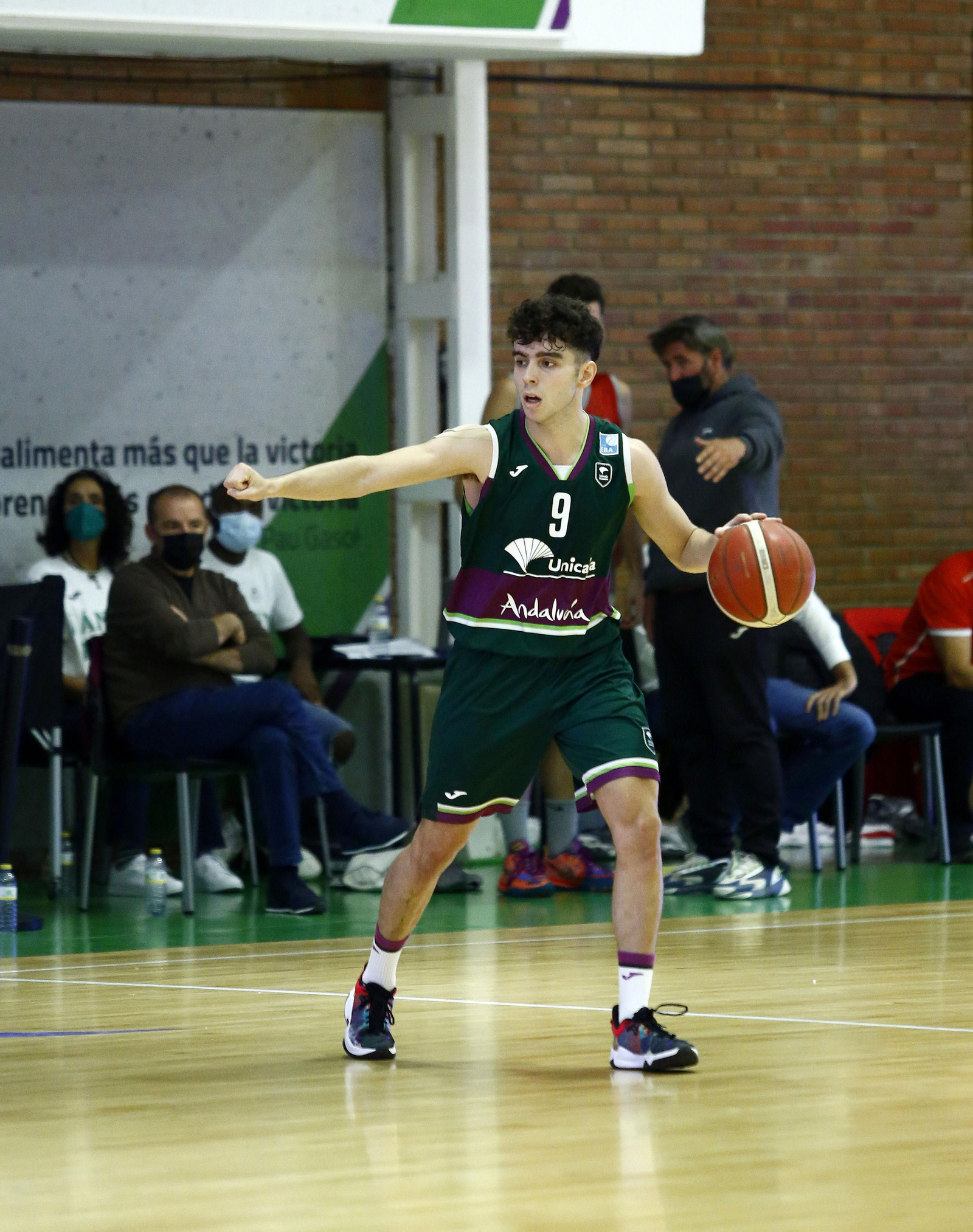 El Unicaja de Liga EBA vence el derbi ante el Colegio El Pinar