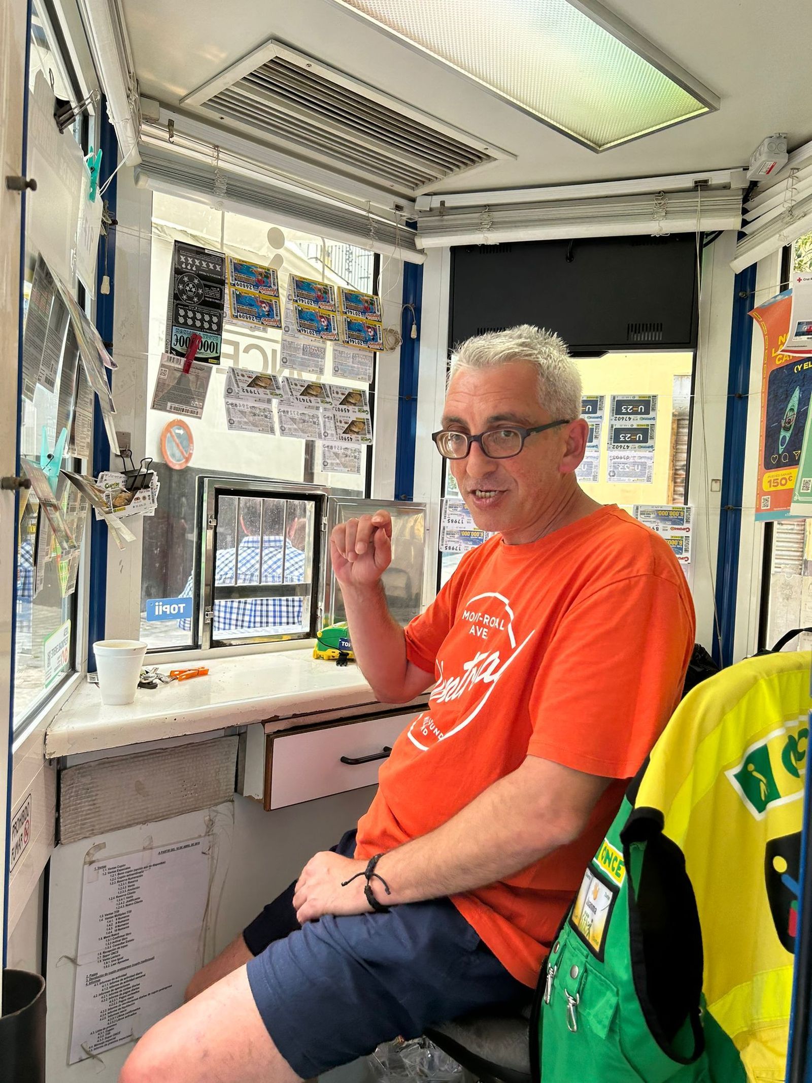 Juanma, en su quiosco de la ONCE.