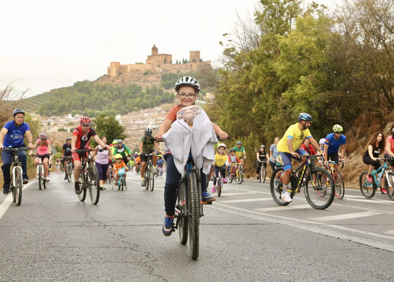"Los participantes", con la Fortaleza de La Mota al fondo.