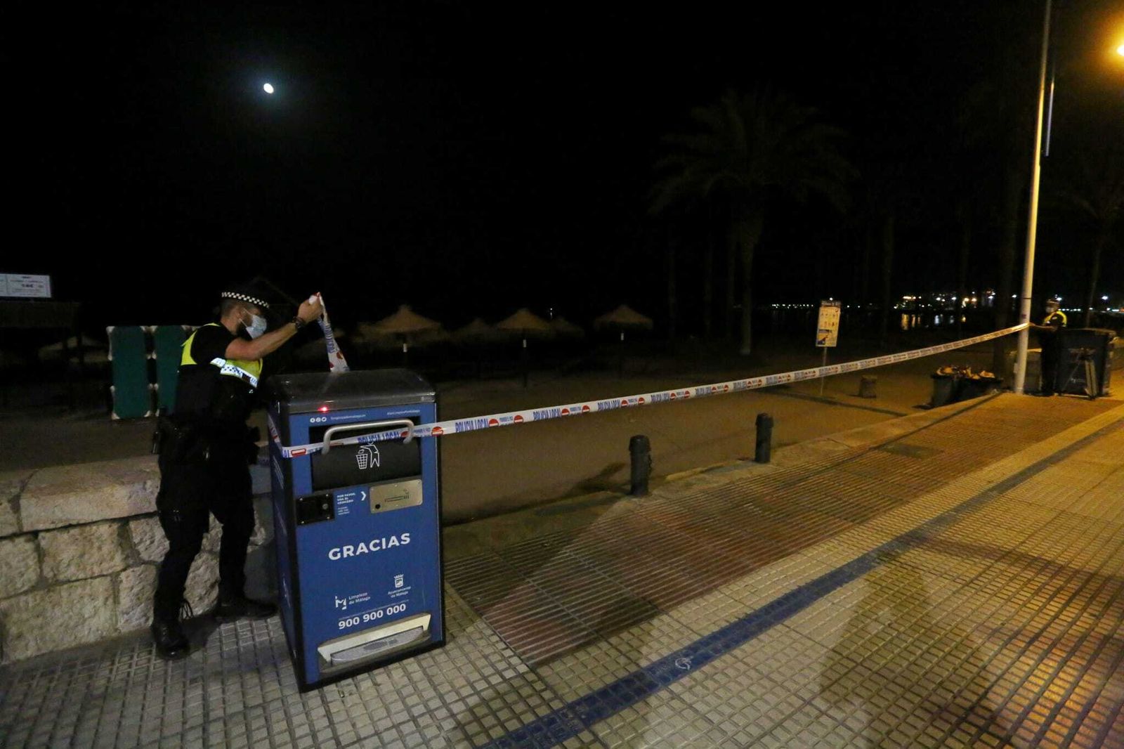 Fotos: Primera noche de cierre de playas en Málaga