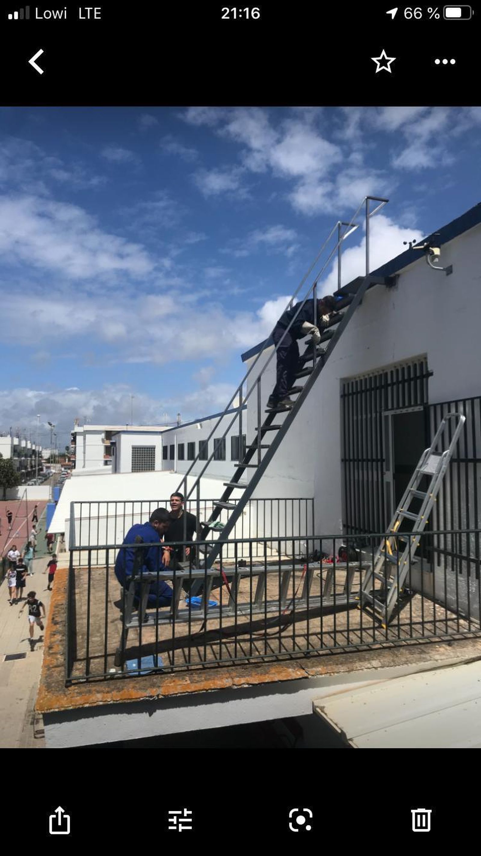 La escalera que han fabricado los alumnos de Soldadura y Calderería de Jessica en el IES Padre José Miravent.