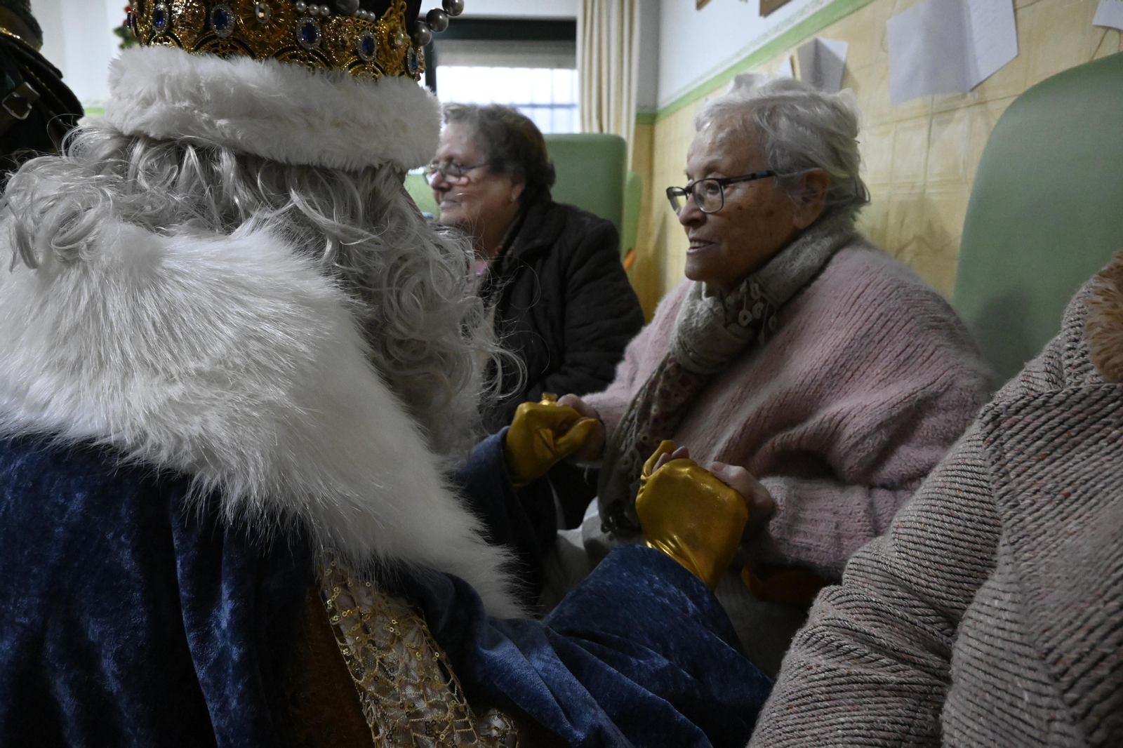 Visita de los Reyes Magos a los ancianos de los asilos de Huelva, en imágenes