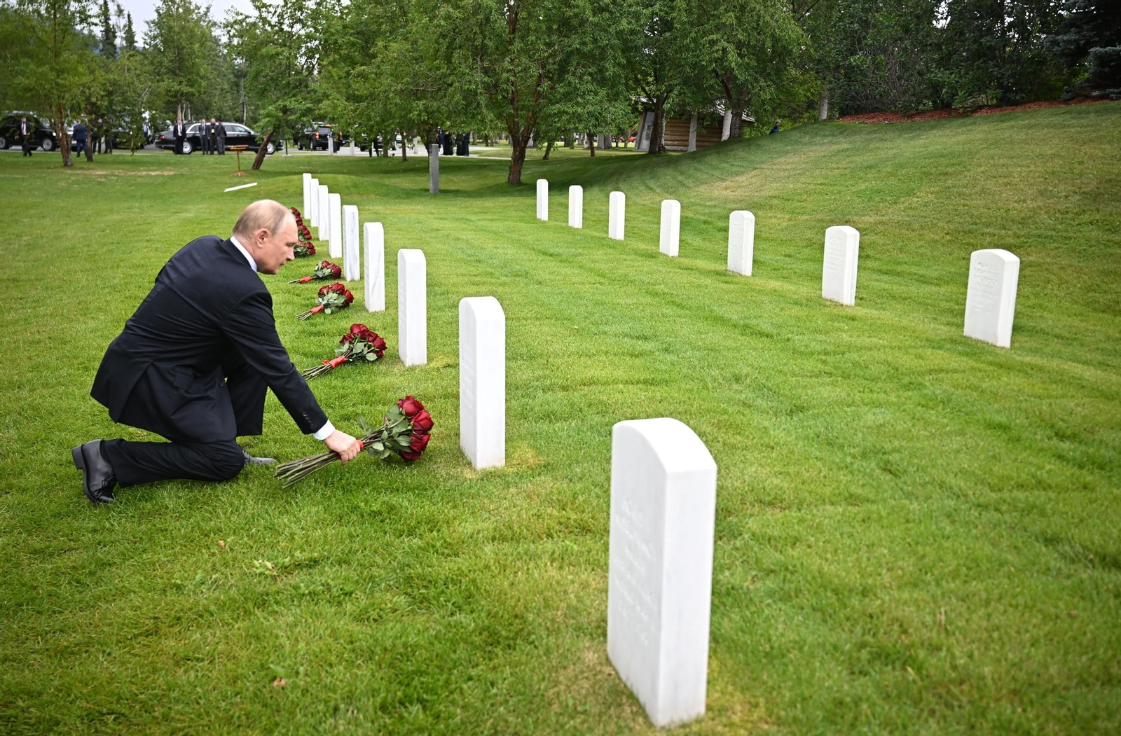Putin en el cementerio deposita rosas en las tumbas de soldados soviéticos