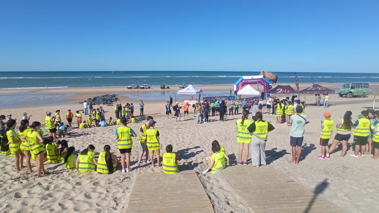 Asistentes al reto solidario ‘Abracemos el Mar’.