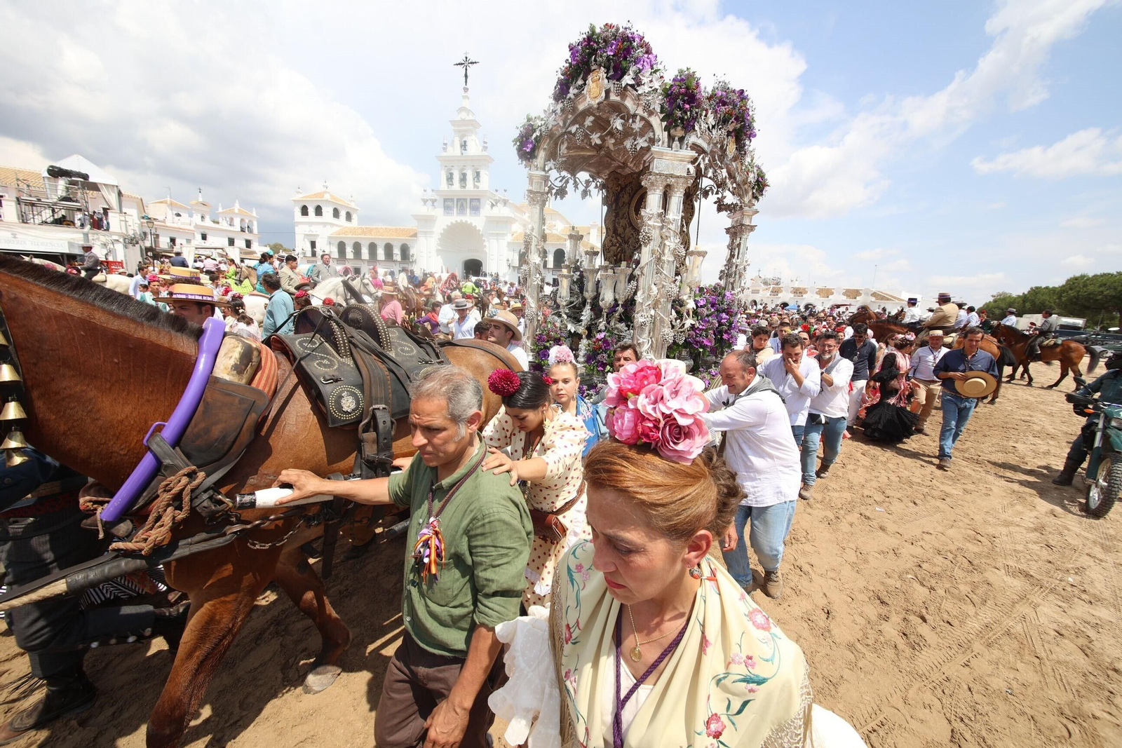 La Hermandad del Rocío de Jerez se presenta ante la Virgen