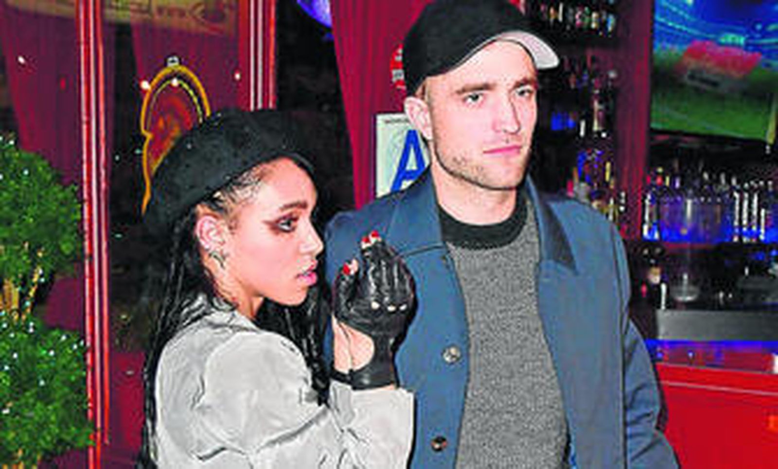 Robert Pattinson con su novia, la cantante FKA Twigs, con la que se acaba de comprometer.