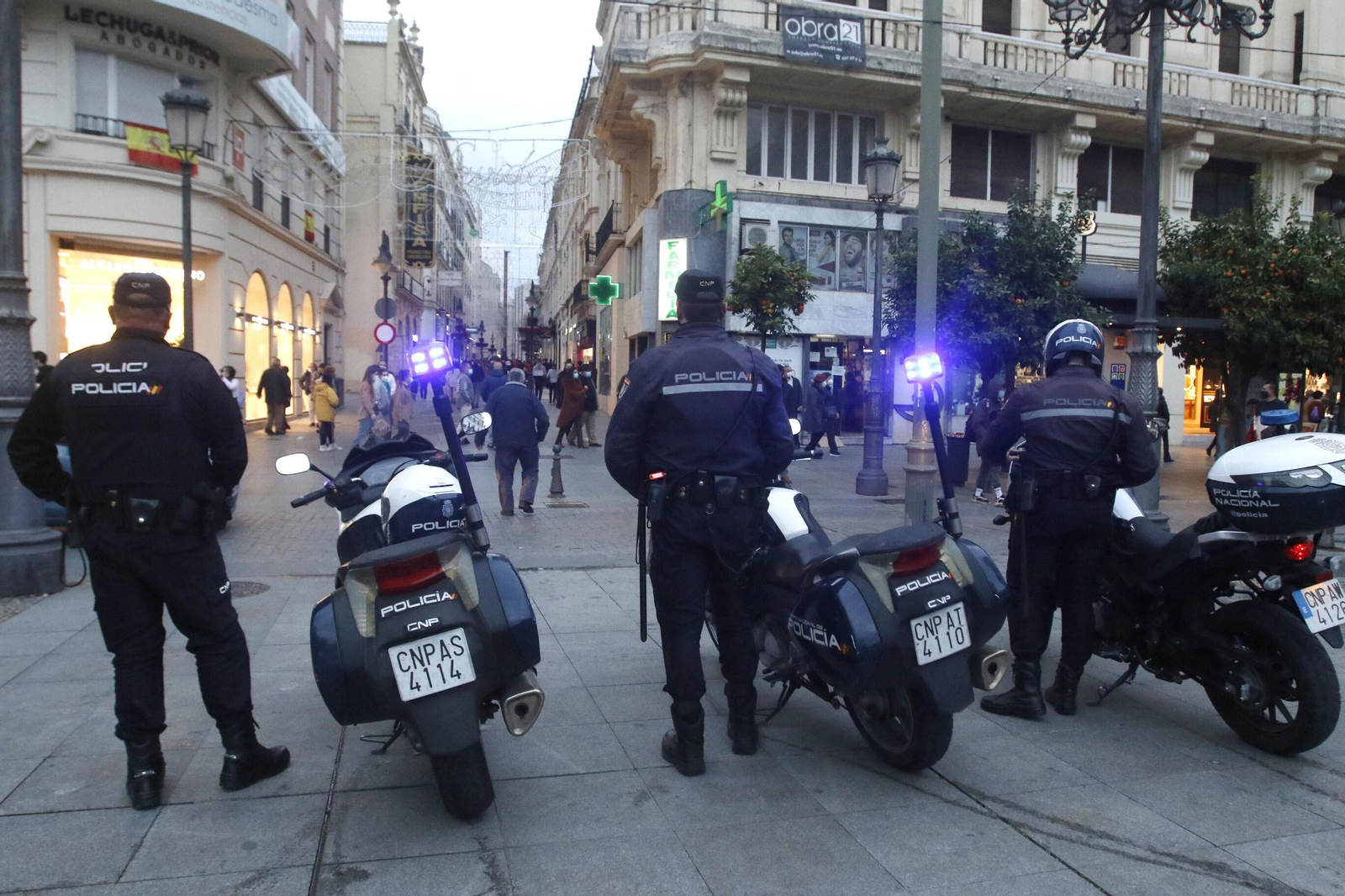 Agentes de la Policía Nacional en Las Tendillas. Agentes de la Policía Nacional en Las Tendillas.