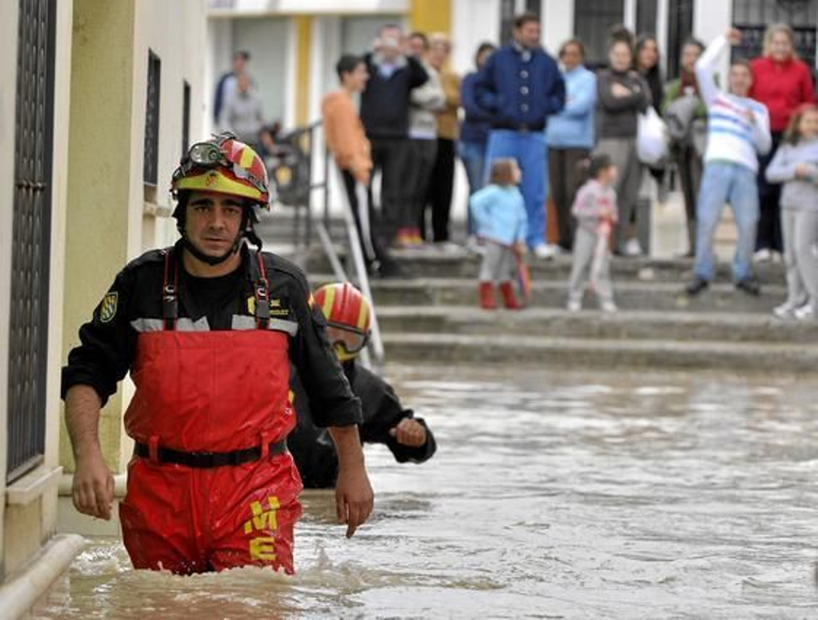 Los Bomberos acuden a Écija para amainar las consecuencias del temporal.   Foto: Manuel Gómez