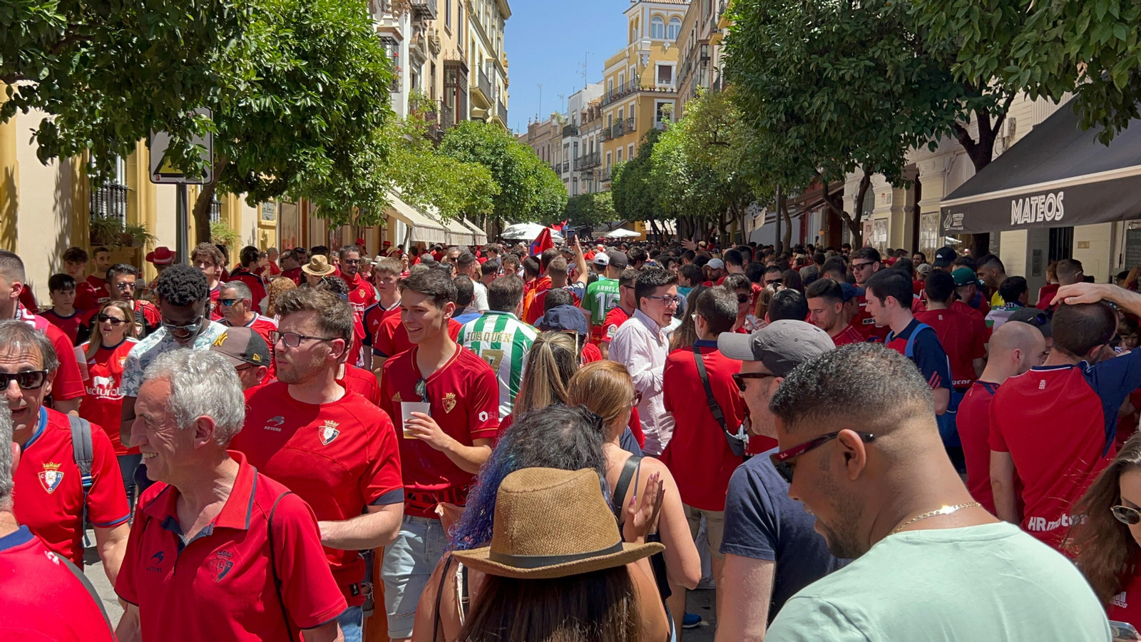 Búscate en la galería gráfica de las aficiones de Osasuna y Real Madrid en Sevilla