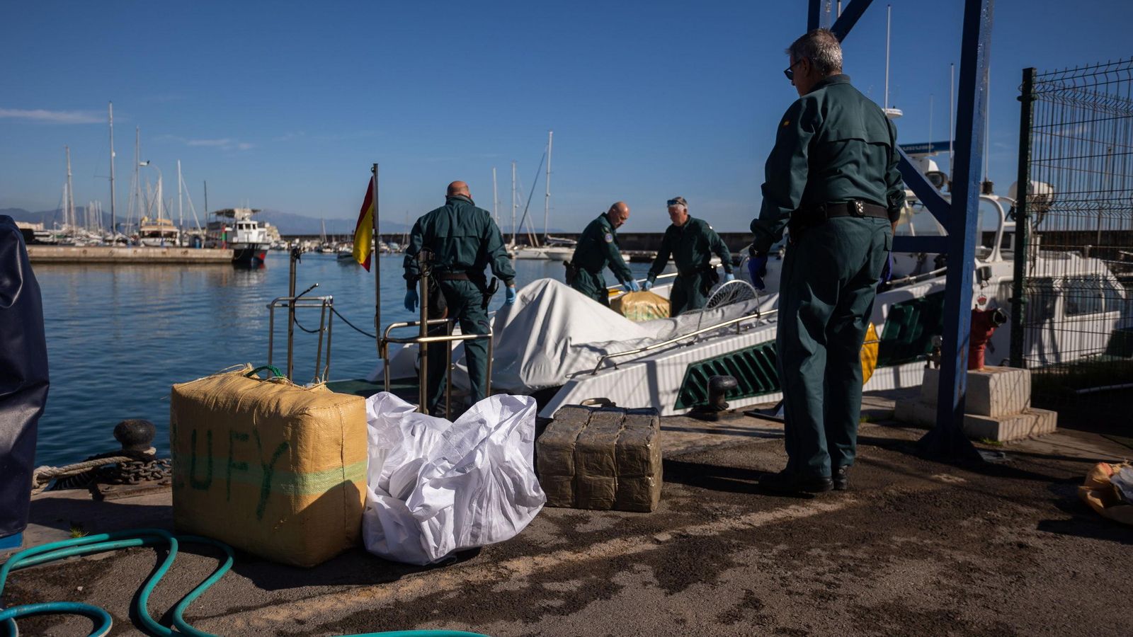 La Guardia Civil traslada al puerto de Benalmádena los 4 fardos de droga. La Guardia Civil traslada al puerto de Benalmádena los 4 fardos de droga.