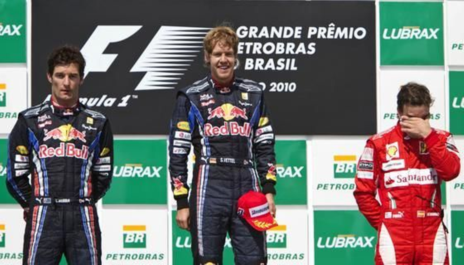 Vettel gana en Interlagos por delante de Webber y Alonso. / AFP