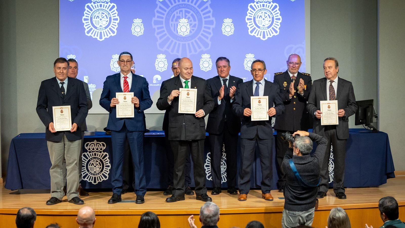 Los policías jubilados recibieron unos diplomas de reconocimiento y agradecimiento por el servicio prestado.