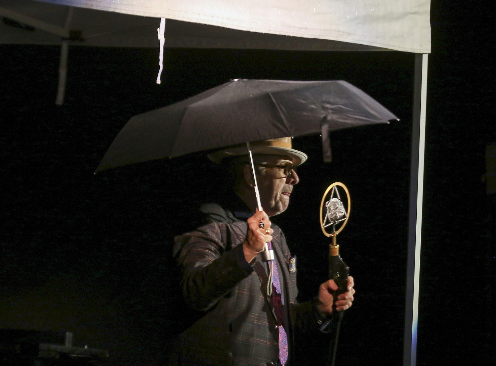 Así ha sido el concierto de Elvis Costello en Granada antes de su suspensión por la lluvia